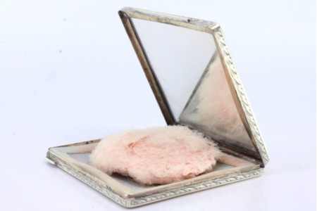 Caixa de toilette em prata com relevos florais interior com vidro e pompom de maquilhagem